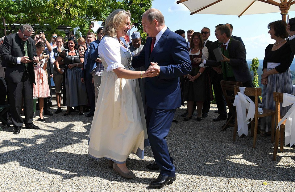 "Да, я согласна - он диктатор и угнетает население РФ", - австрийская невеста Кнайсль "сдала" Путина