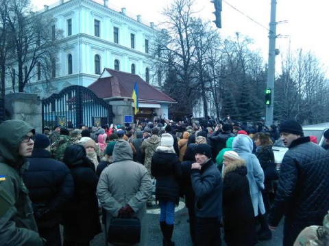В Краматорске протестуют против мобилизации, в Киеве требуют помочь окруженным бойцам