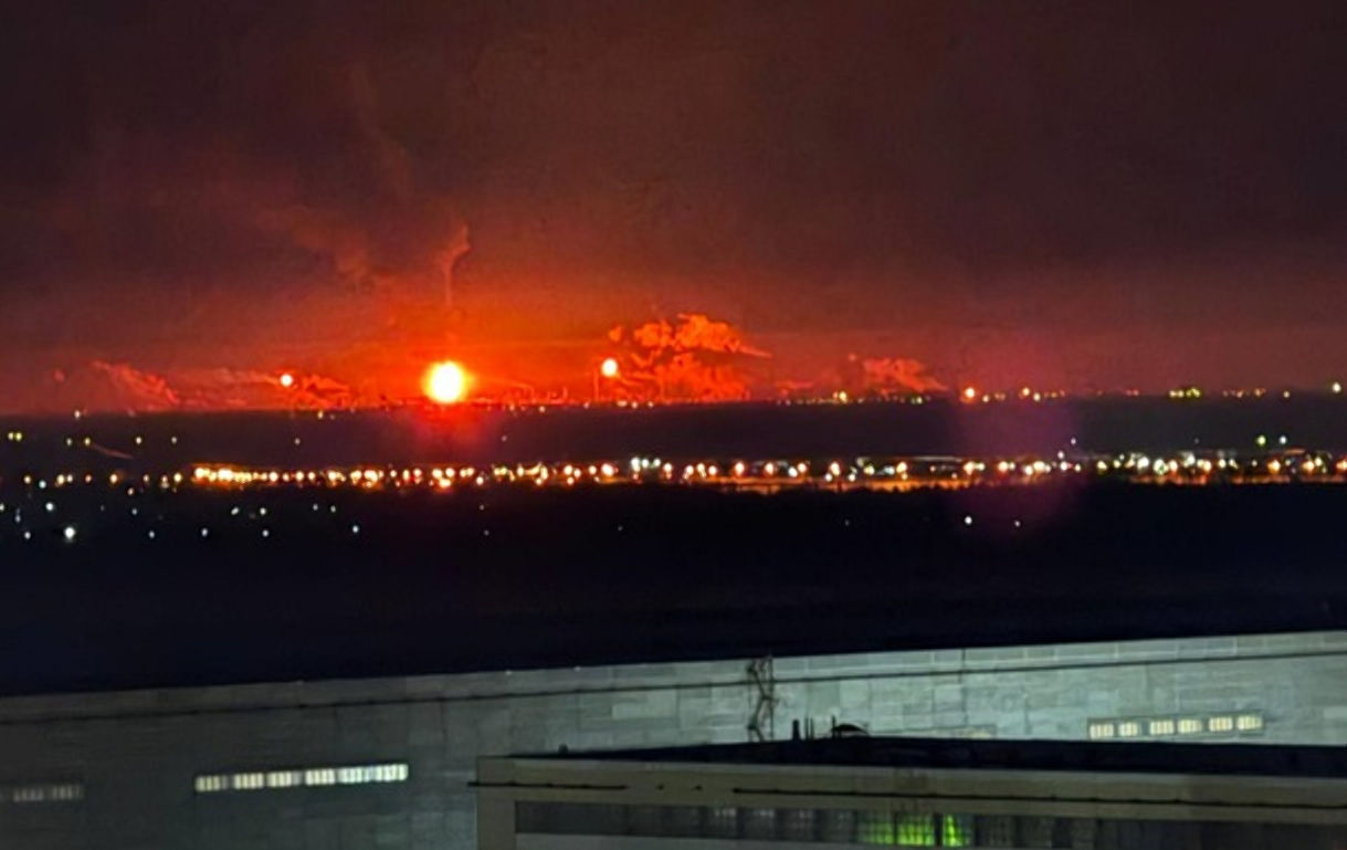 Волгоградский НПЗ снова атаковали дроны – в Сети показали взрывы и пожары