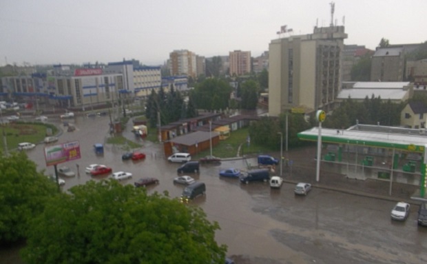 Потоп в Черновцах: в центре города глубина воды достигает полуметра. Фото и видео очевидцев