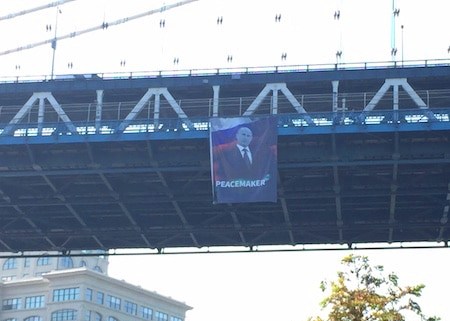 Опубликованы кадры, на которых плакат Путина с подписью "миротворец" развивается на Манхэттенском мосту в Нью-Йорке