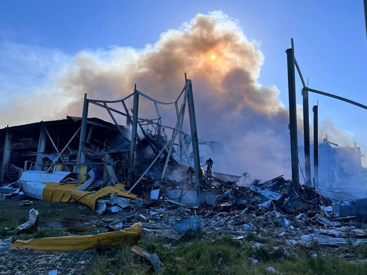 Удар по Кременчугу: в горящем ТЦ обрушилась крыша, внутри осталось много людей - очевидцы