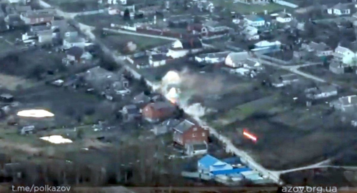 БТР-4 полка "Азов" в Мариуполе обошел российские танки, расстреляв их из пушки, - видео боя
