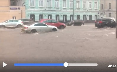 Москву накрыл мощный ливень: российская столица в буквальном смысле утонула, москвичи с трудом передвигаются по затопленным тротуарам – кадры