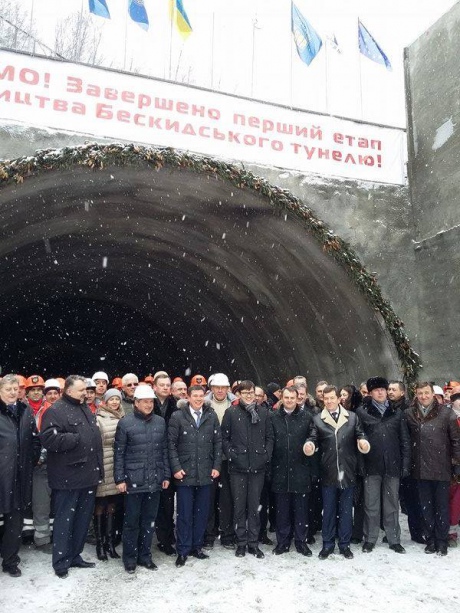 Первый этап строительства грандиозного Бескидского тоннеля, пролегающего под Карпатами, подошел к концу 