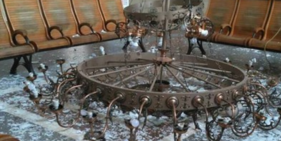 На ж/д вокзале Херсона в зале ожидания рухнула массивная люстра в зоне отдыха людей - кадры