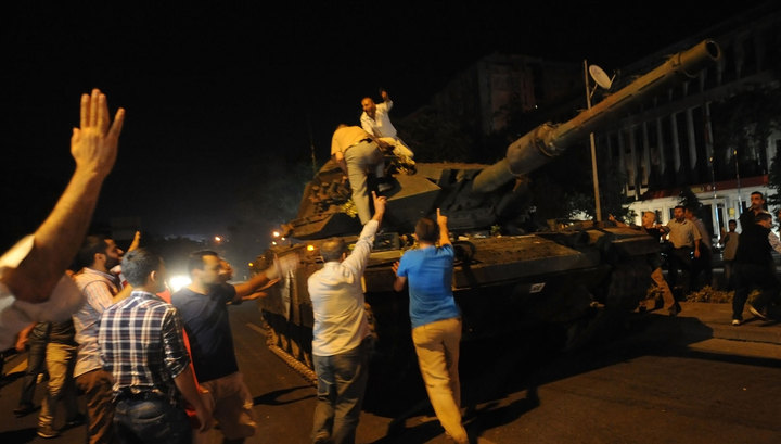 Свидетельница мятежа в Турции: Люди по призыву Эрдогана вышли на улицы, а на них просто стали направлять танки и давить