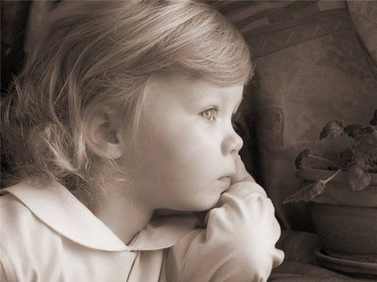 В Славянске мать-кукушка бросила в доме двух дочерей - от страшной смерти малышек спасла соседка