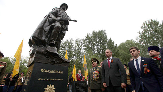 ​Грамотеи-победоносцы в Ростове-на-Дону установили памятник неизвестному солдату с опечаткой в надписи (кадры)