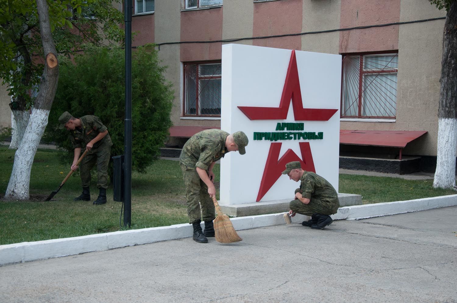 В "ПМР" дрон-камикадзе атаковал воинскую часть: момент уничтожения вертолета попал на видео 