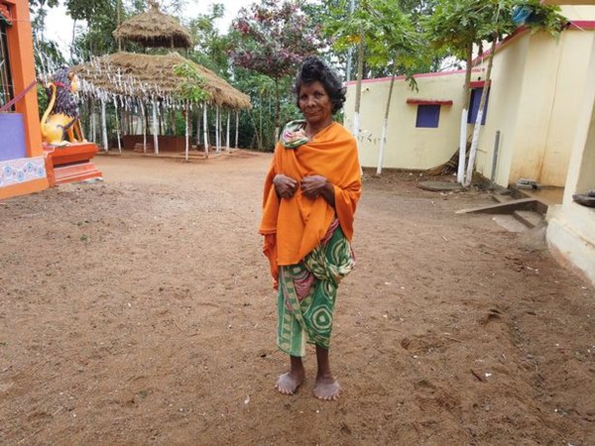 63-летнюю Одишу Кумари Наяк боятся из-за 31 пальца на руках и ногах: фото из Индии