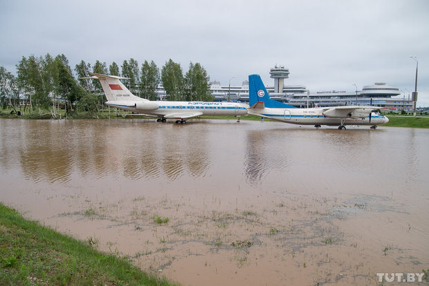 Люди убегали в панике: ураган повредил множество самолетов и чуть не уничтожил минский аэропорт 