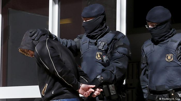 Подозреваемые в совершении жуткого теракта в Барселоне найдены: полиция Испании оперативно задержала всех троих боевиков - СМИ