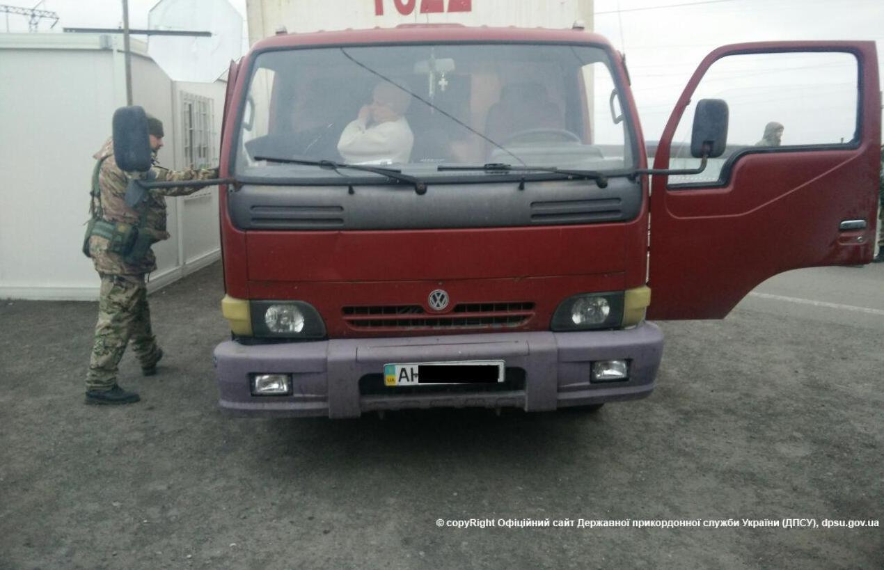 На КПП "Марьинка" украинские пограничники задержали грузовик с банкоматами
