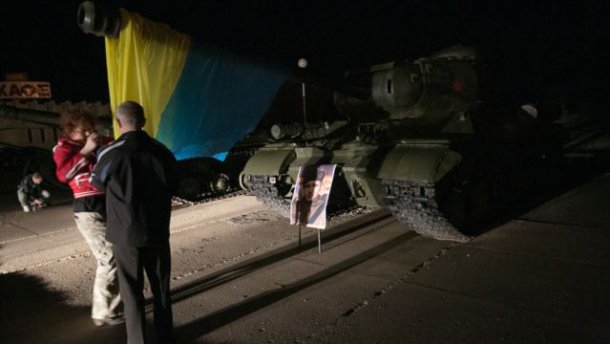 Путинских байкеров в Минске встретил танк с украинским флагом и надписью "Оккупанты - вон!"