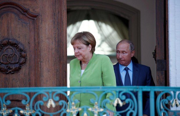 Фото Путина сразу после встречи с Меркель взорвало Сеть: президент РФ насмешил соцсети странным видом
