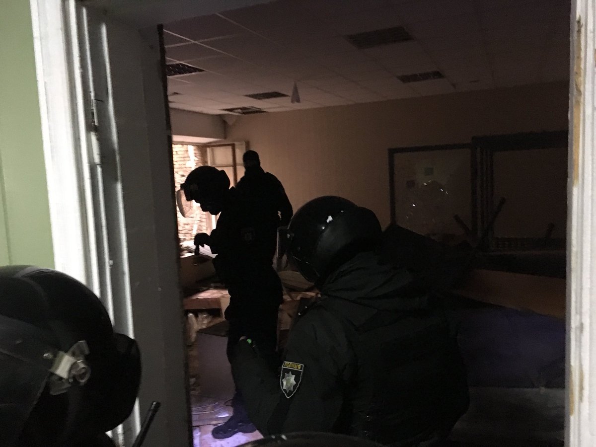 Полиция взяла штурмом Святошинский райсуд Киева - сторонники лидера батальона ОУН задержаны: кадры