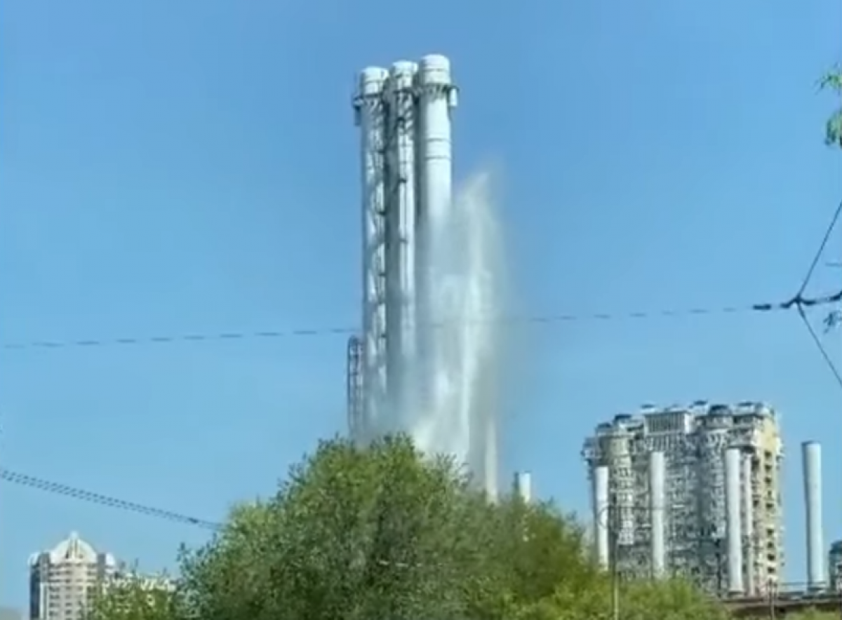 В центре Киева из-под земли забил огромный гейзер: "Лето, жара, ура-ура!" - видео