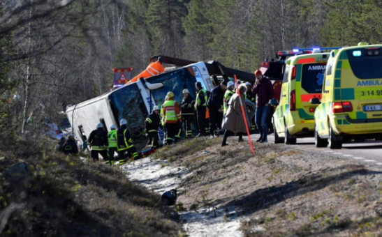 Место трагедии похоже на поле боя: появились кадры смертельного ДТП со школьниками из Швеции, десятки раненых и трое погибших, многие дети на грани