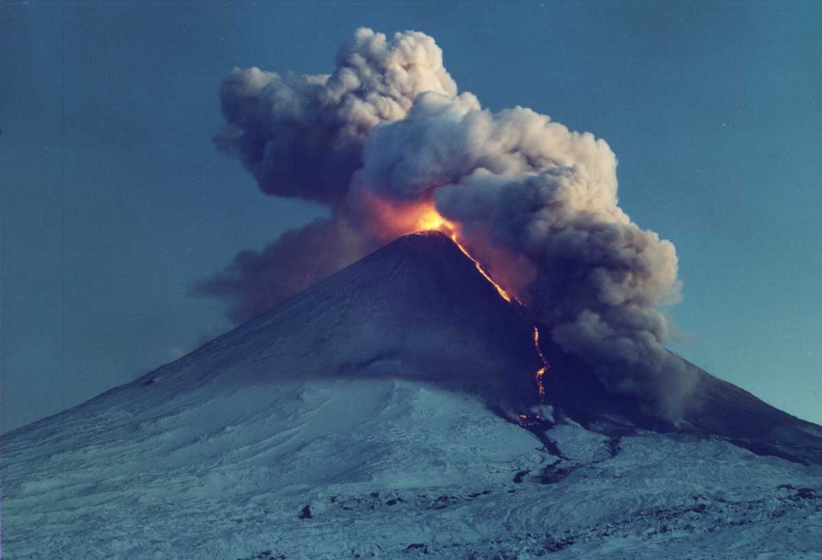 Камчатский вулкан Ключевской произвел выброс пепла на высоту в 6 километров