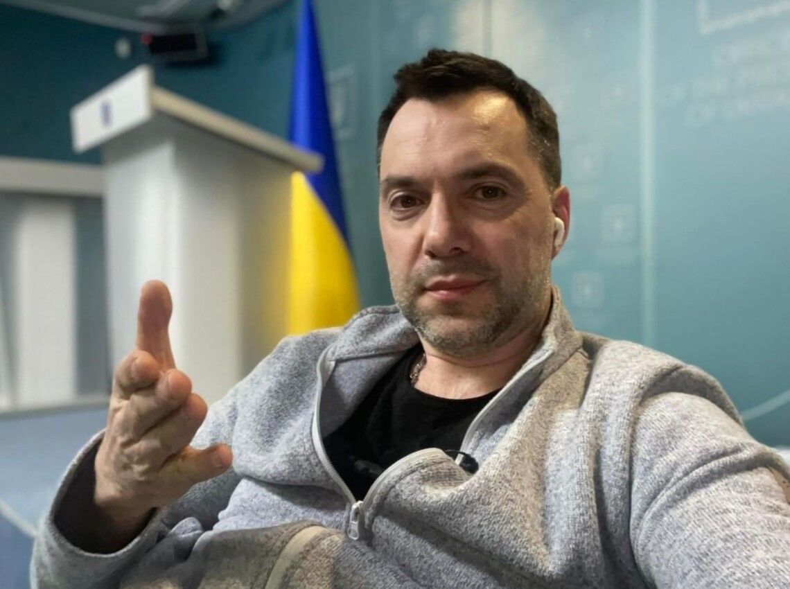 "Знищено техніку, але важливіше – ліквідовано персонал", – Арестович про втрати РФ на аеродромі у Криму