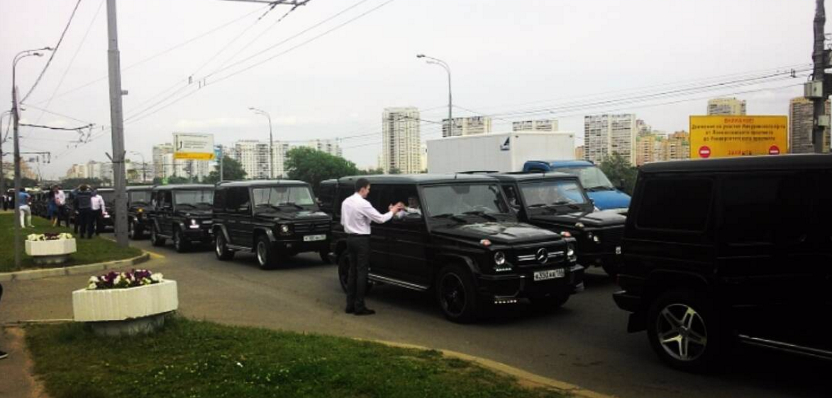 По Москве промчалась колонна из тридцати черных Gelandewagen: будущие разведчики шумно отпраздновали выпускной