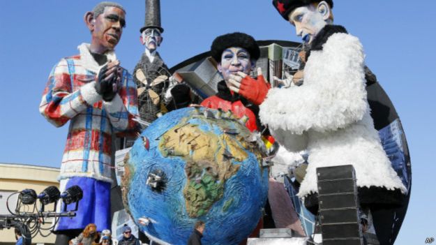 Гигантские куклы, изображающие лидеров США, Китая и России в сцене под названием "Резкое похолодание". Карнавал в Виареджио, Италия. 1 февраля 2015 г.