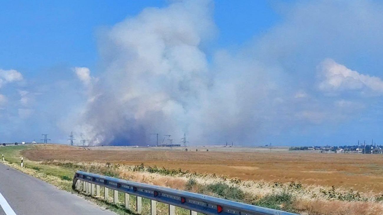 ​Полностью сгорели два "загадочных" здания: спутники зафиксировали пожар на позиции ЗРК "С-300" в Крыму