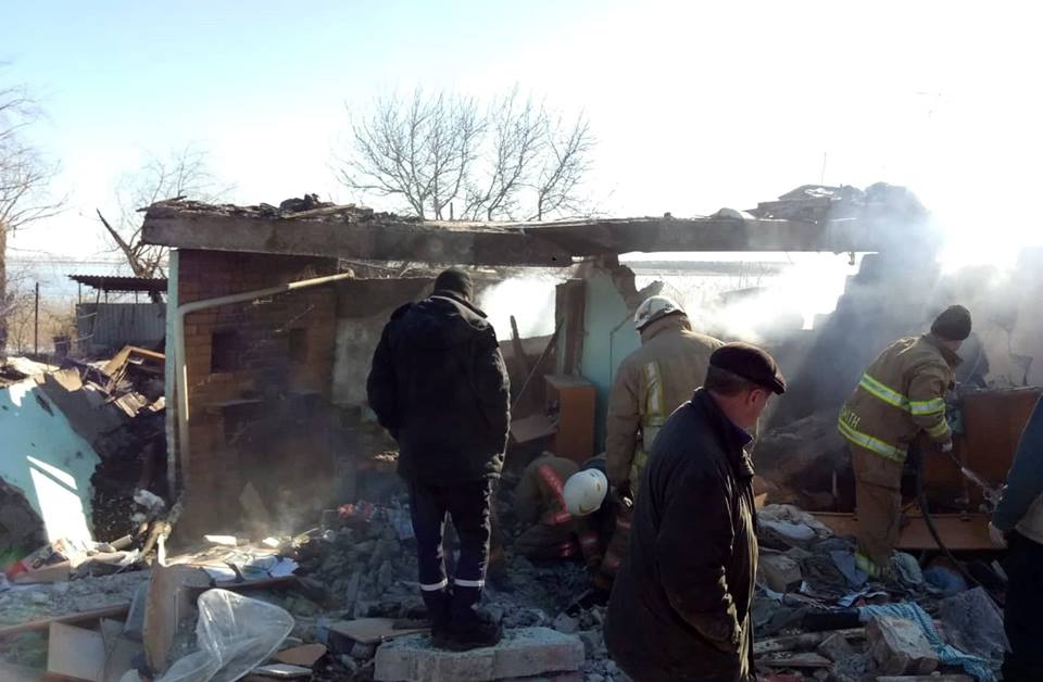 Террористы накрыли огнем Новолуганское, уничтожен жилой дом, пожилой хозяин вынужден искать приют у соседей – кадры