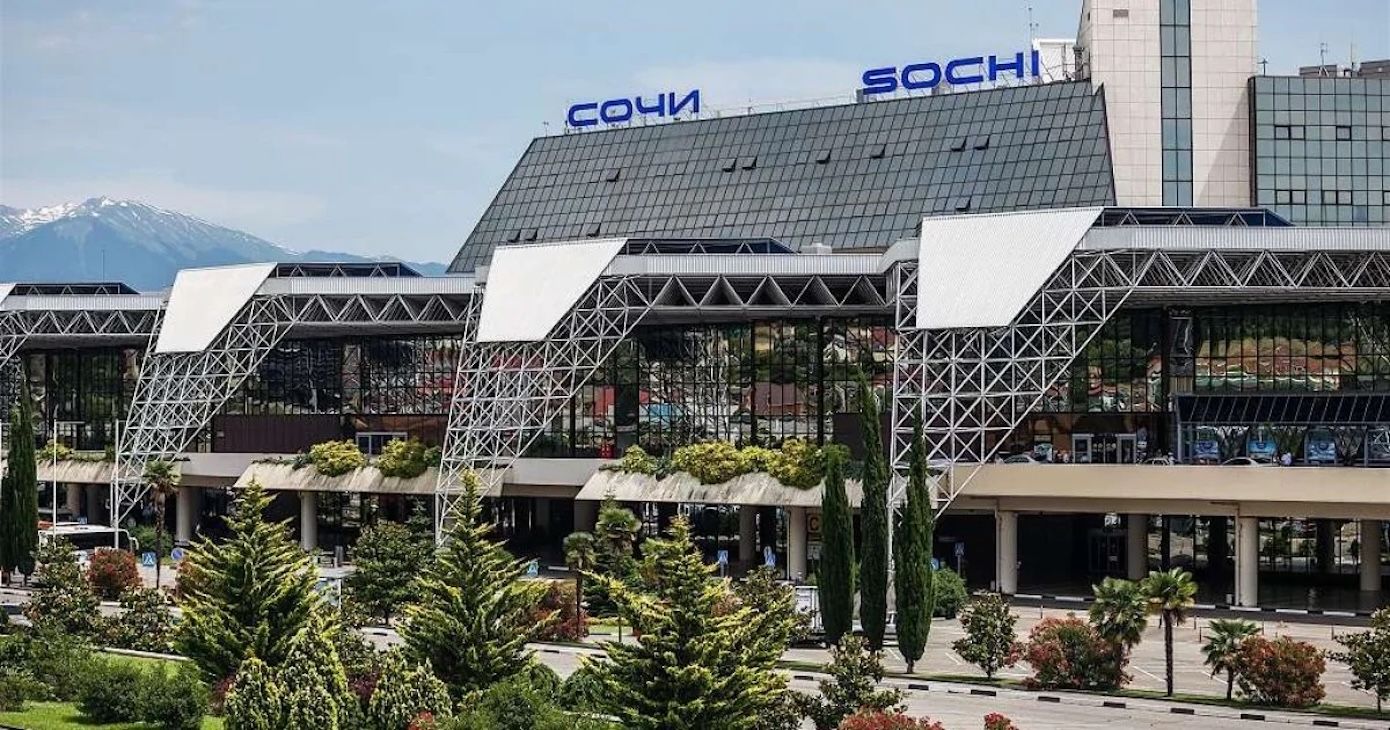 В России на курорте Сочи коллапс: аэропорт закрыт, люди бегут с пляжей