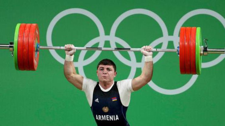 Жуткая травма армянского штангиста на Олимпиаде - 2016: чемпион Европы Карапетян вывернул локтевой сустав в обратную сторону, неудачно опустив штангу. Опубликованы кадры