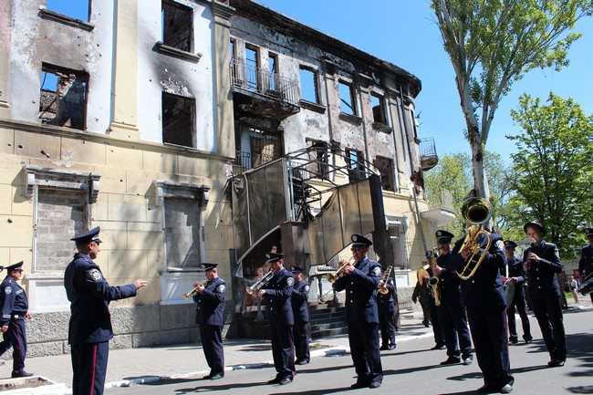 В Мариуполе на сгоревшем УВД установили памятную табличку с именами погибших силовиков