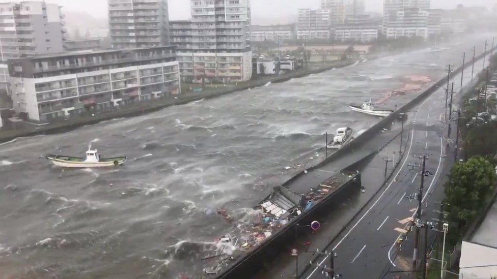 Мощный тайфун "Джеби" пронесся над Японией. На островах такого не видели четверть века – кадры