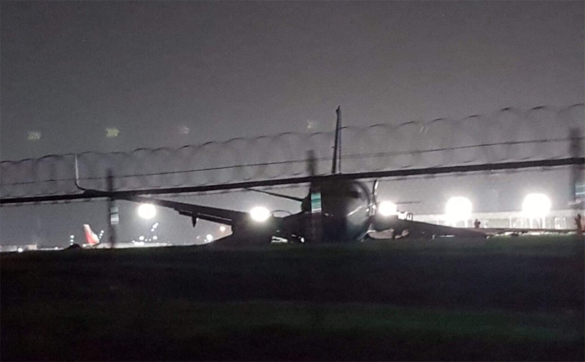 Boeing 737 совершил аварийную посадку в Маниле: у самолета отвалился двигатель - кадры