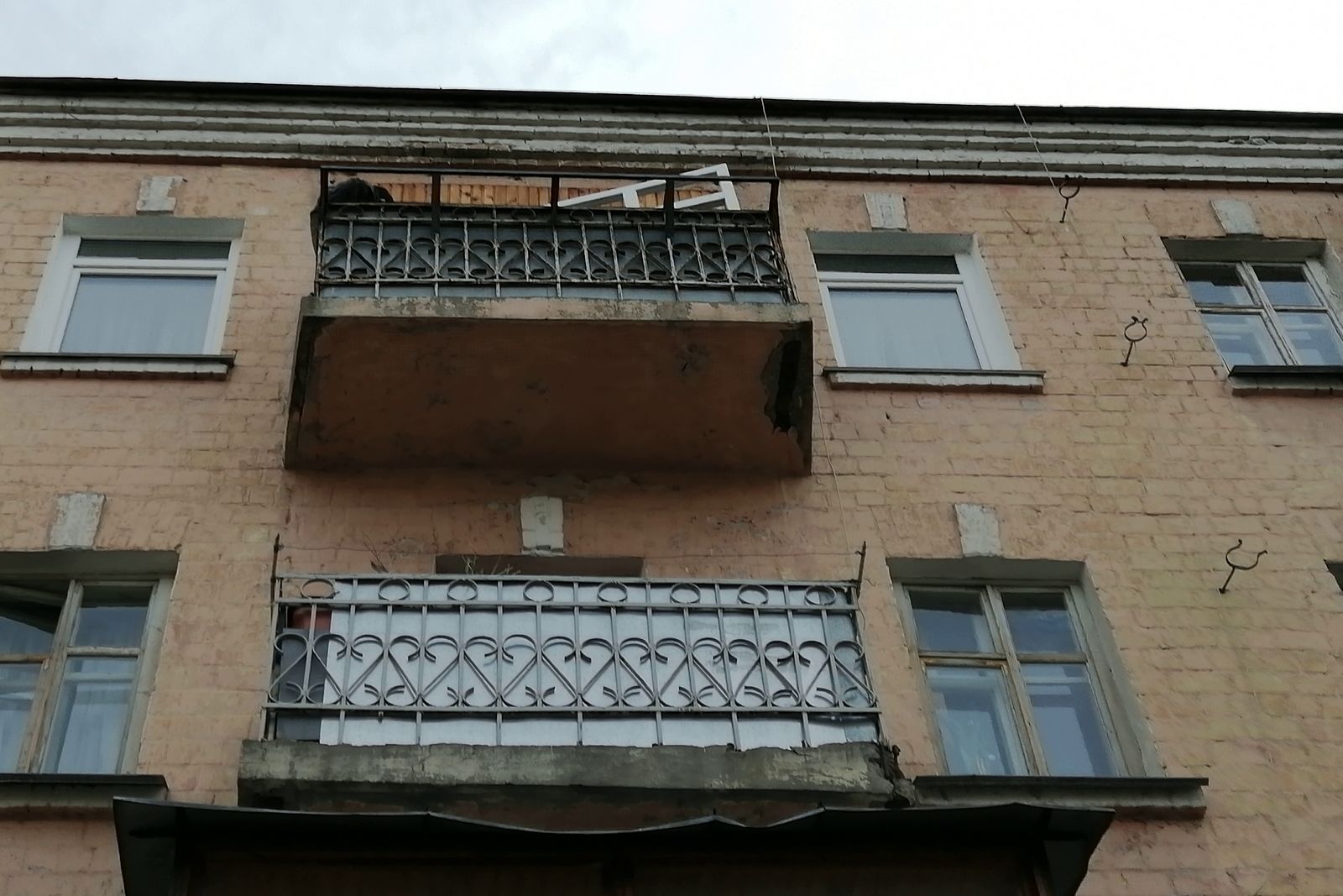 "Выпал из балкона, встал и пошел", - в Макеевке мужчина выжил после падения с 4-го этажа