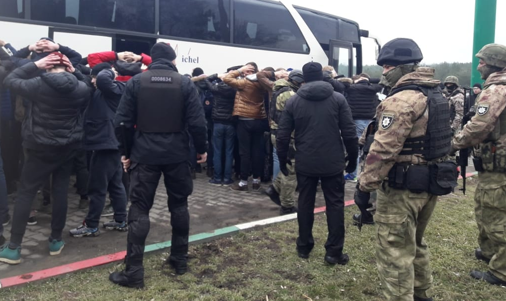 Автобус с титушками направили в Одессу, где был Порошенко и Курт Волкер: кадры задержания псевдоактивистов