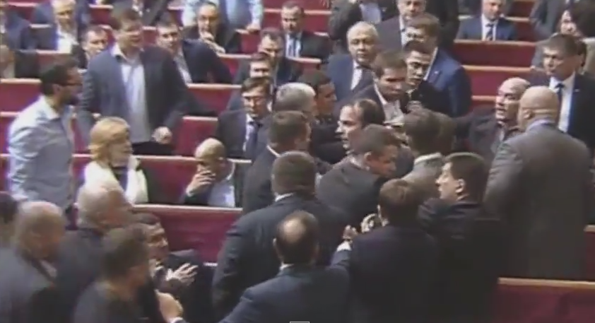 В Верховной раде между депутатами произошла потасовка