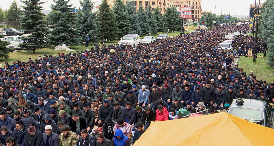 Восставшая Ингушетия: полицейские молятся с протестующими, на "Майдане" в Магасе заработала полевая кухня – кадры 