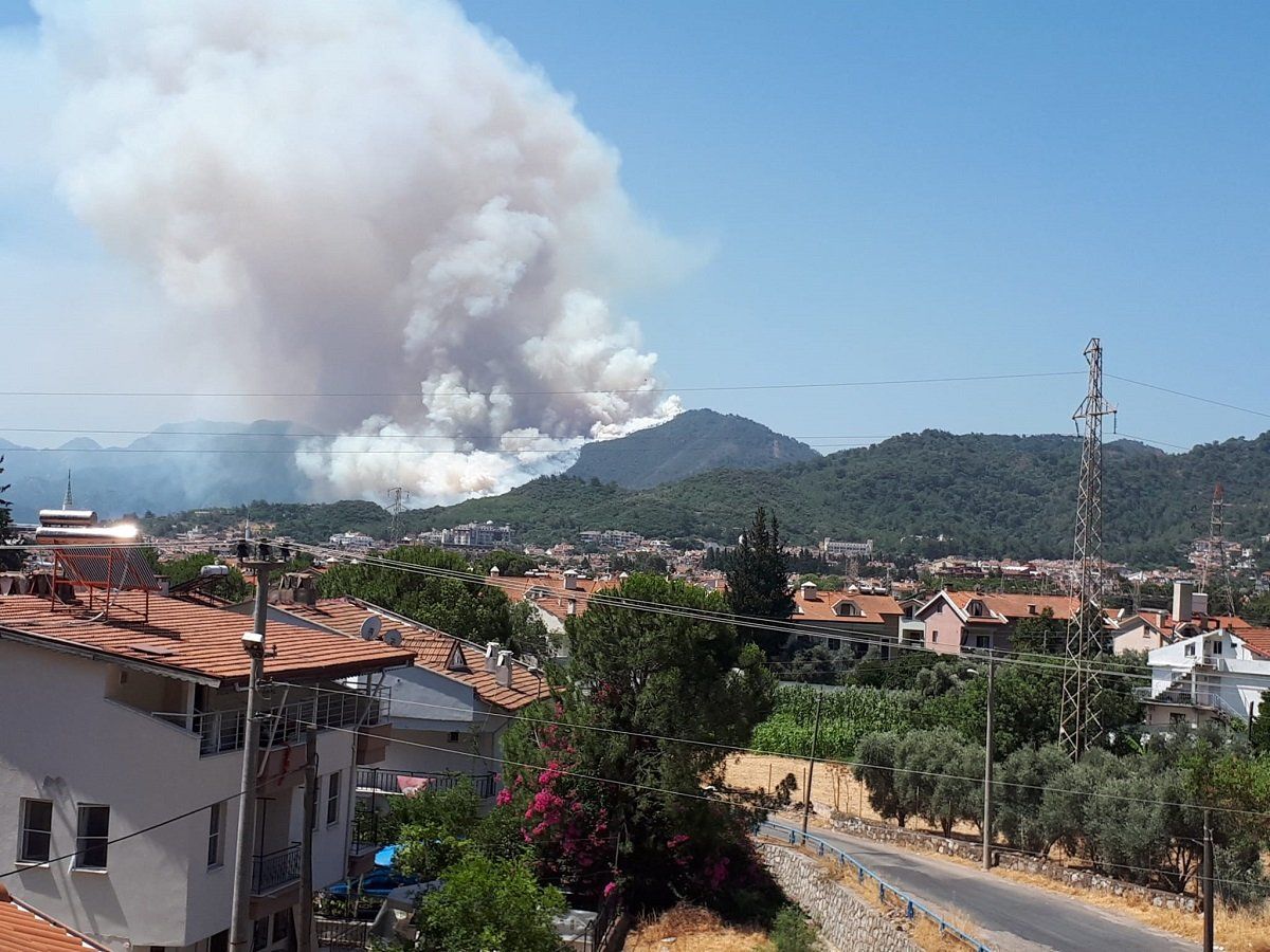 Пожар в Мармарисе: огонь унес жизнь пожарного, власти сделали заявление