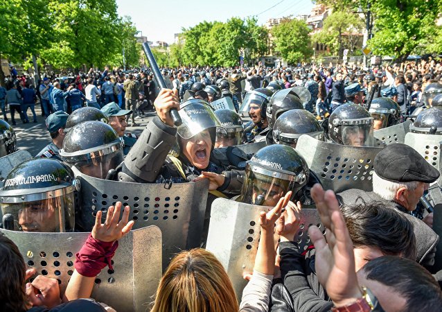В Армении вспыхнул "Майдан" против пророссийского президента Саргсяна: центр города перекрыт, метро заблокировано активистами - кадры
