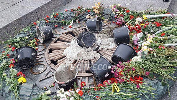 Восемь ведер цемента для Вечного огня: в Киеве вандалы надругались над историческим монументом – кадры