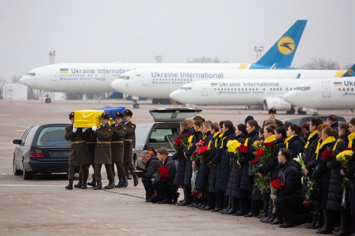 ​"Вечная память", - у Зеленского показали тяжелые кадры, как Украина прощалась с жертвами рейса PS752