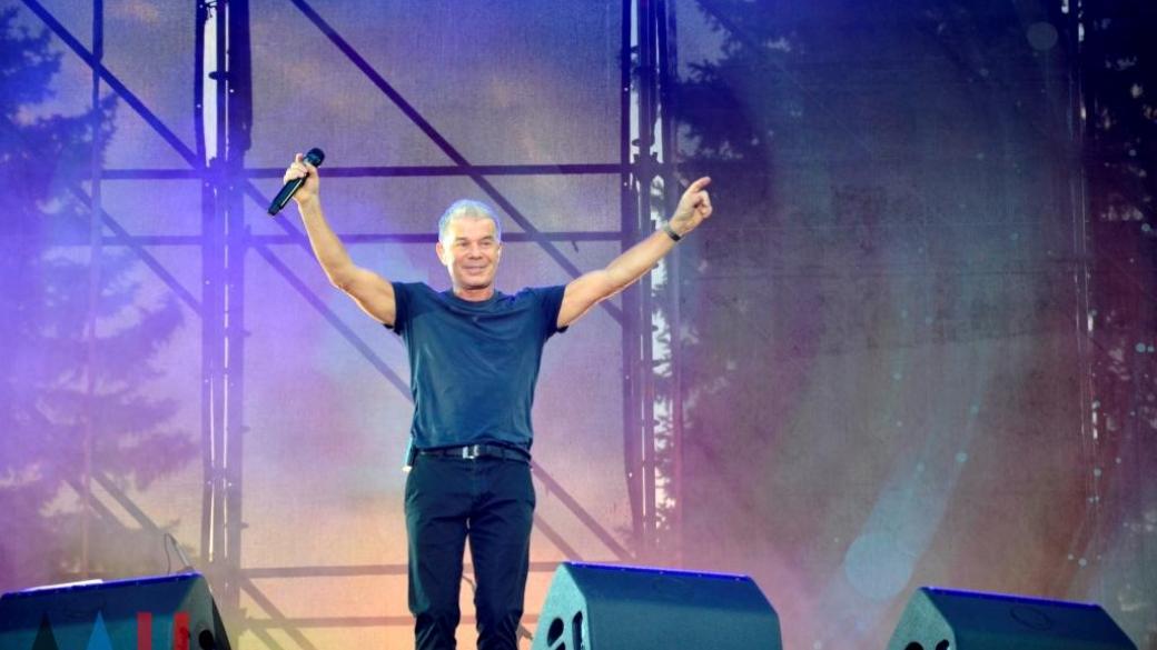 В Донецке певец Газманов провалился под сцену во время концерта: видео эпичного падения артиста Путина высмеяли в Сети