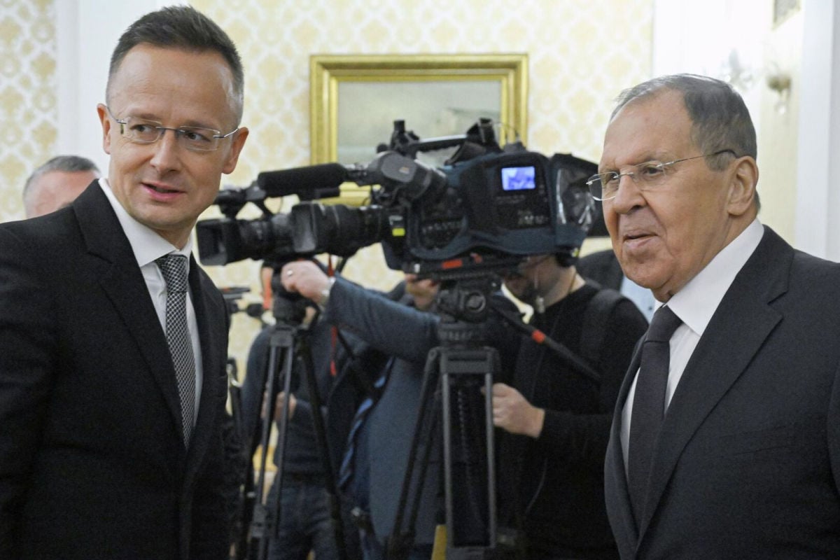 ​Сийярто просил Лаврова помочь партии Фицо одержать победу на выборах - СМИ