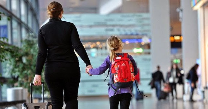 Согласие второго родителя не нужно: Верховная Рада утвердила новые правила выезда с ребенком за границу
