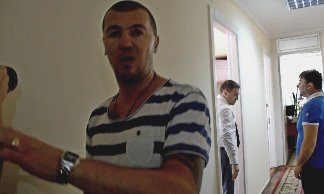 Скандал продолжается: николаевского "драчуна", избившего депутата Барну, задержали полицейские