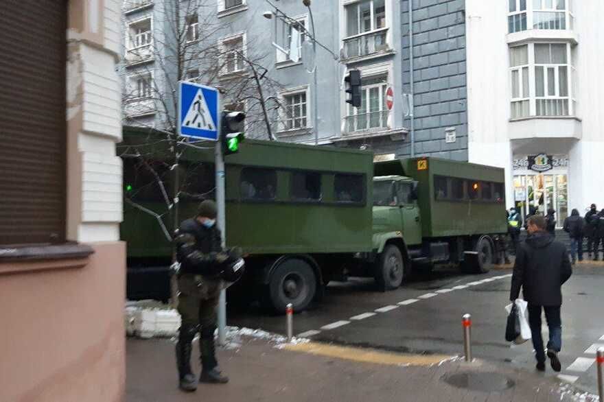 Центр Киева полностью перекрыт: в правительственном квартале появились бойцы Нацгвардии и техника - кадры