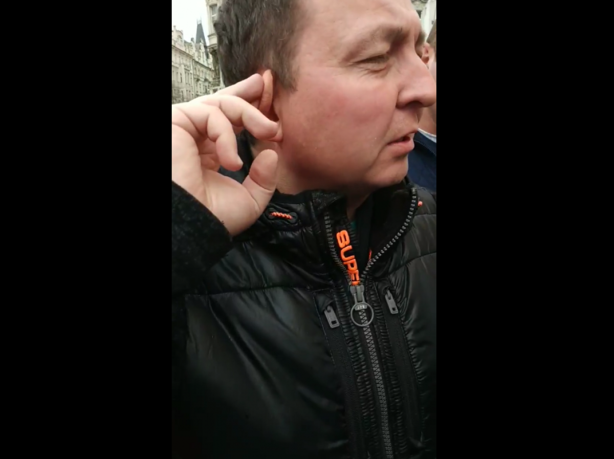 "Вы клоуны", - в Праге россияне напали на матерей украинских героев и выдвинули требования, кадры
