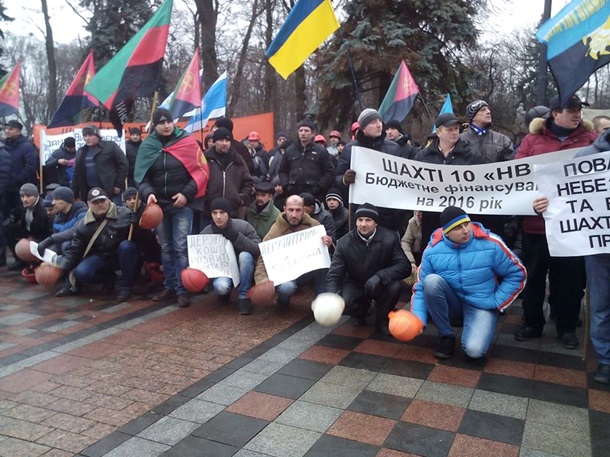​Шахтерские бунты в Украине: под Раду стягивают автозаки, под Львовом перекрыта дорога