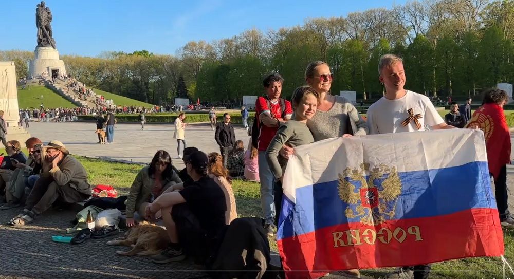 Россияне попали под раздачу от полиции Берлина: за флаги РФ получили все, кто достал триколор